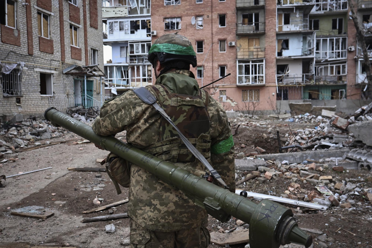 Ukraine đưa quân dự bị về giành Bakhmut sau khi Nga tuyên bố kiểm soát thành phố